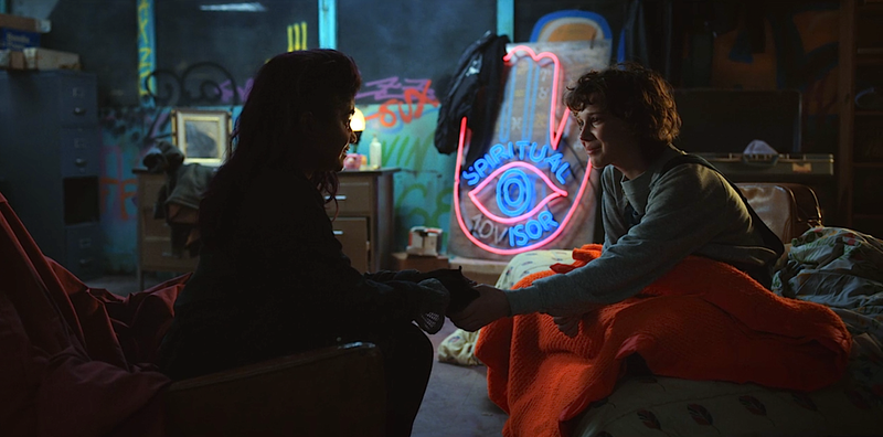 “Spiritual advisor” reads the sign behind Kali (Linnea Berthelsen) and El (Millie Bobby Brown) (Screenshot: Stranger Things)